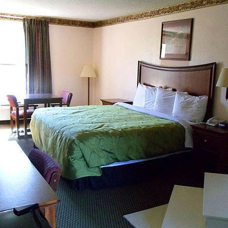 Clairmont Inn & Suites - Warren Zimmer foto