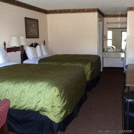 Clairmont Inn & Suites - Warren Zimmer foto