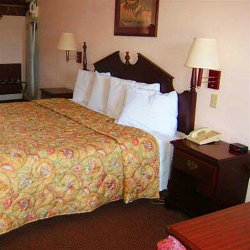 Clairmont Inn & Suites - Warren Zimmer foto